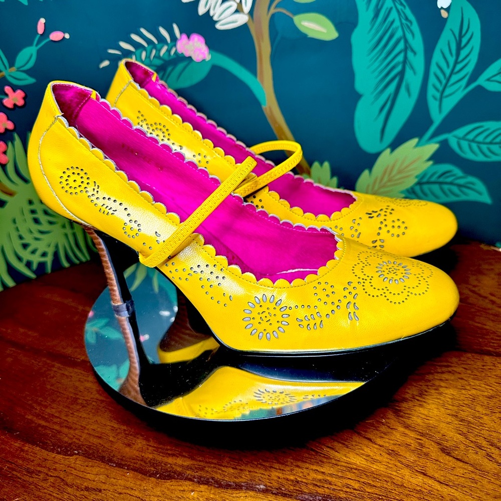 N.Y.L.A. Leather Cutout Heel (Size 9)